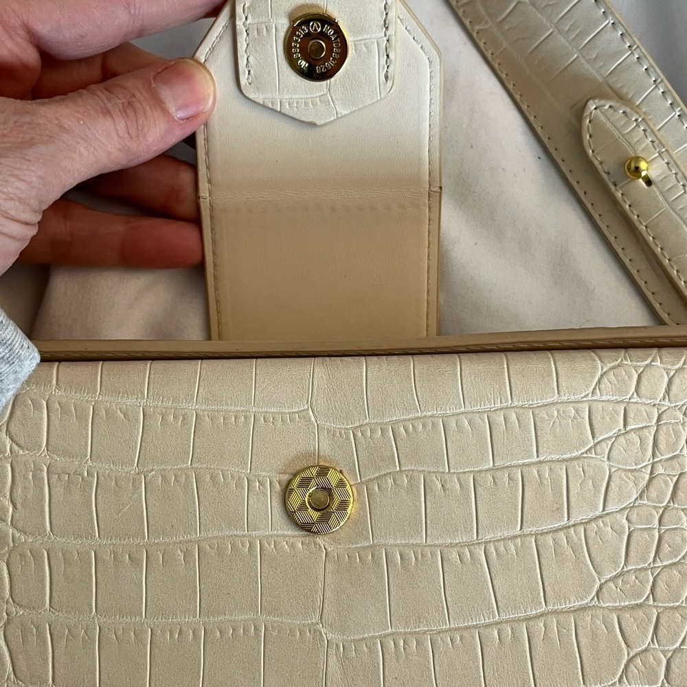 JW PEl Ivory Croc Grace
Box Bag NWOT Contemporary, Elegant, Simplicity, Chic - Picture 13 of 17